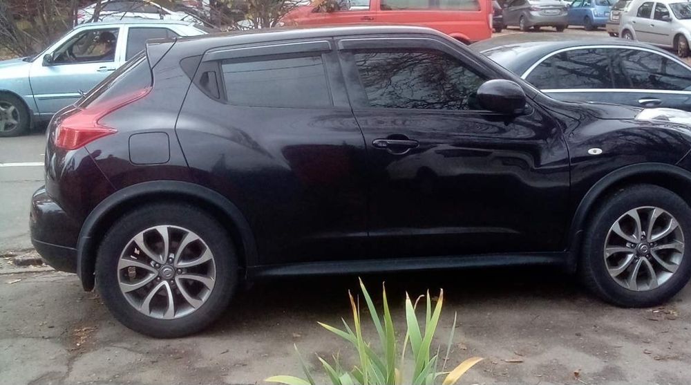 Водій зі своїм авто Ніссан Жук