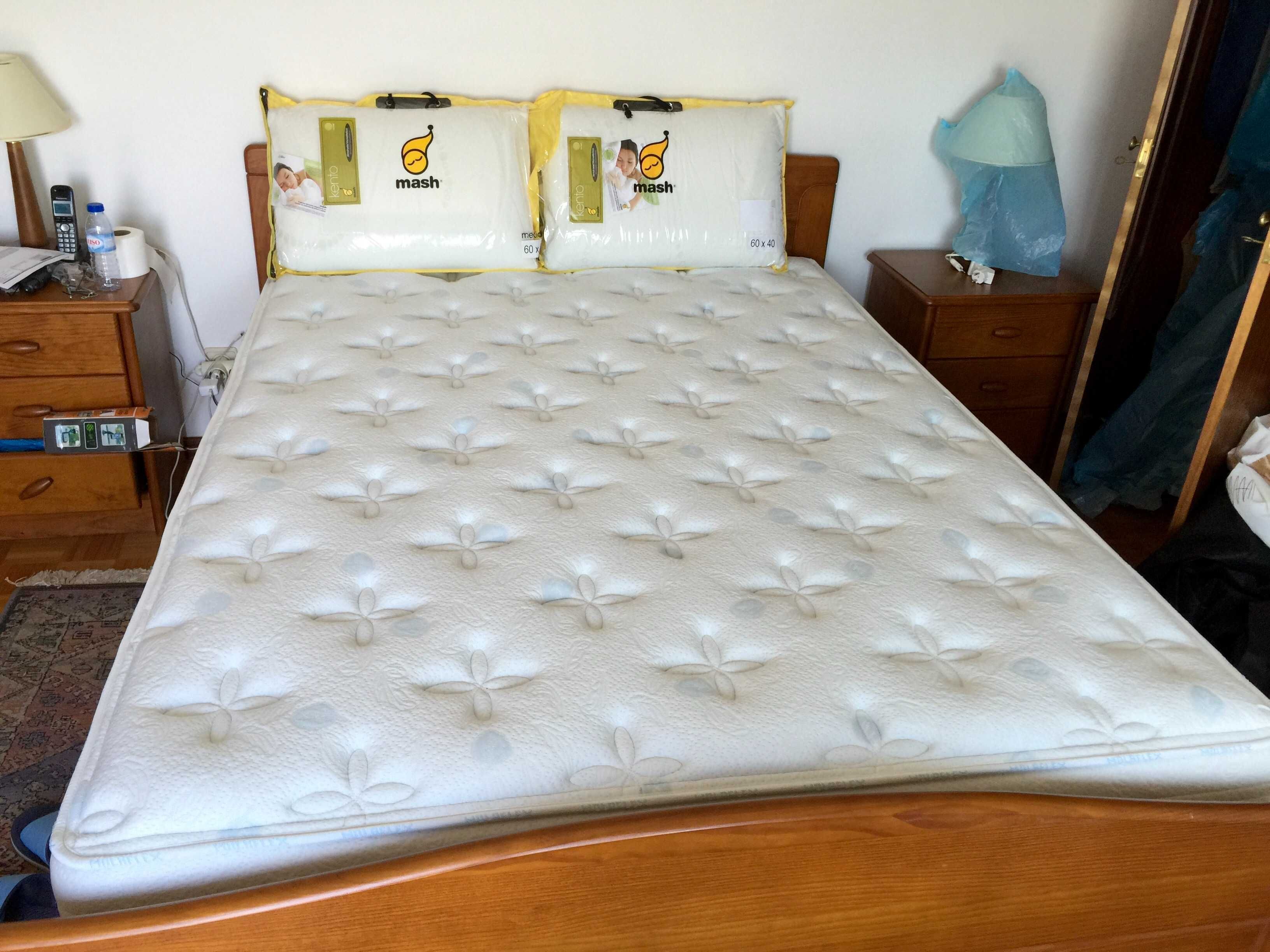 Cama de casal com colchão e 02 mesas de cabeira