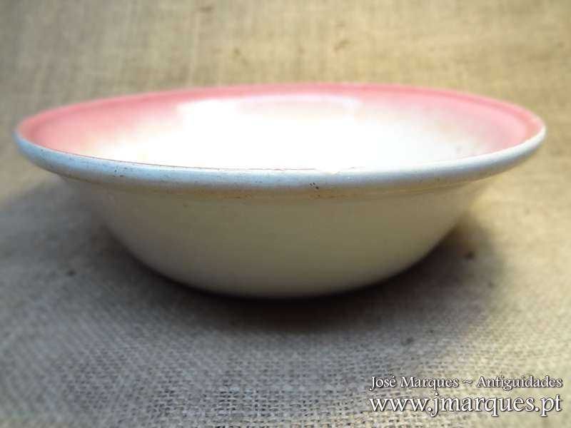 Saladeira da fábrica de louças de Sacavém decorada com rosas