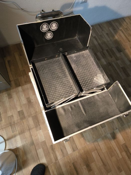 Mala com brilhantes para maquilhagem