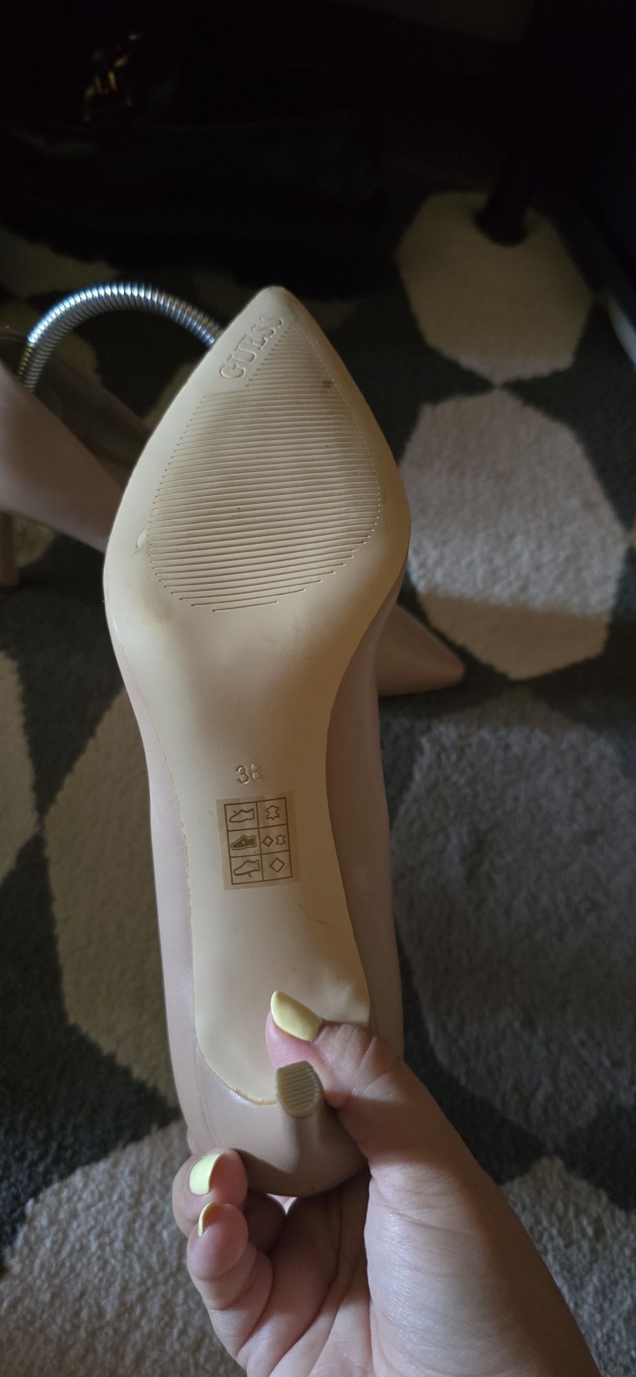 Sapatos de salto alto, Guess