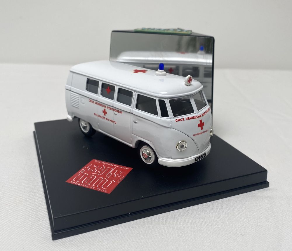 Miniatura VW Kombi 1:43 Cruz Vermelha Porto 1997