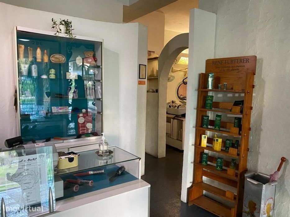 Bonita Loja/Ampla Montra Envidraçada/Equipada p/ Cabeleireiro/Galer...