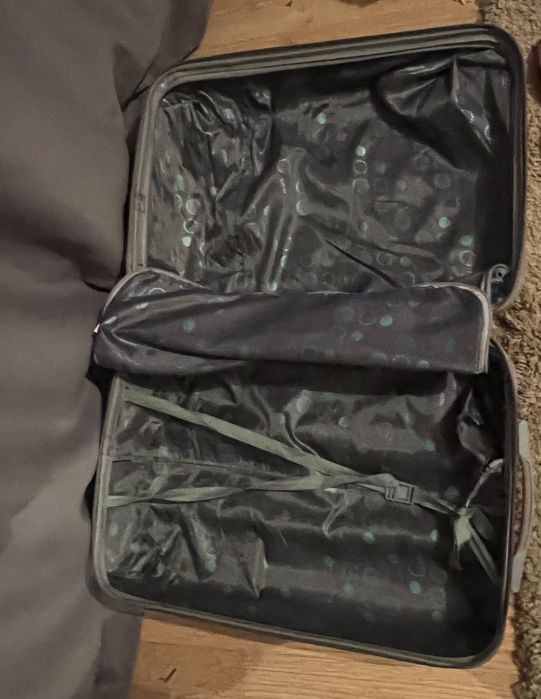 Чемодан дорожный