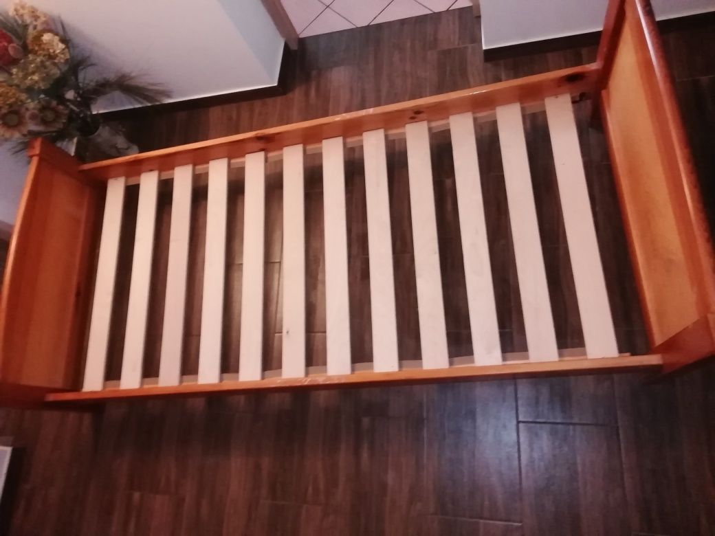 Sprzedaż łóżek drewnianych.