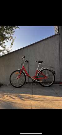 czerwony rower młodzieżowy