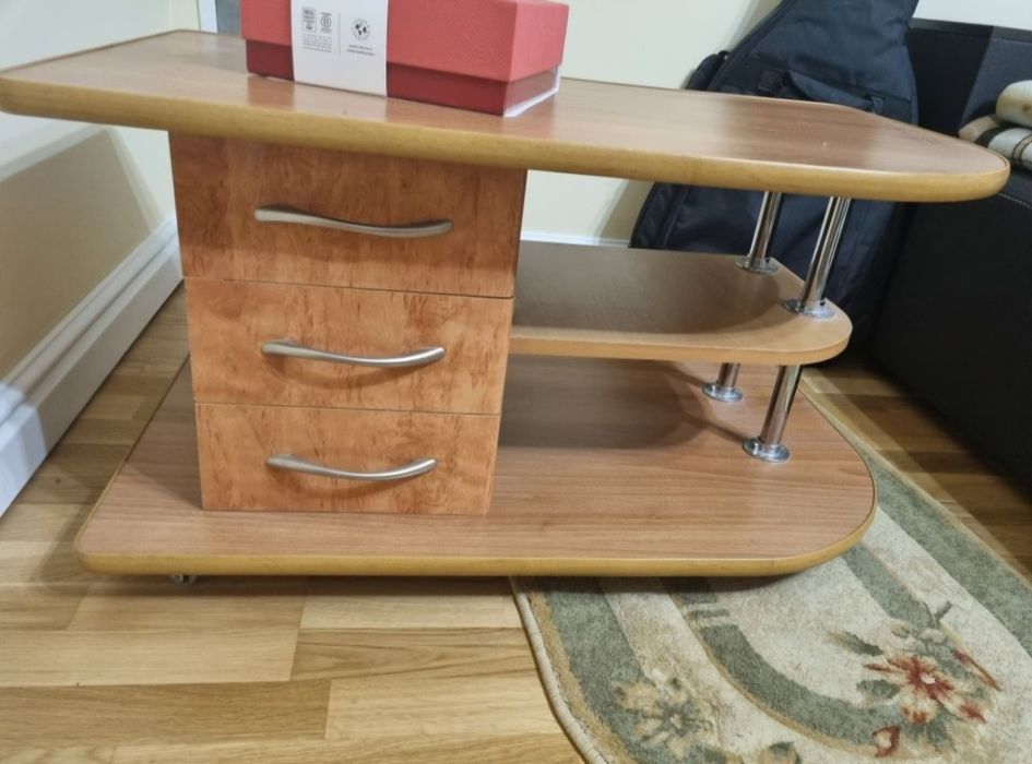 Меблі ,шафа ,стіл ,дзеркло