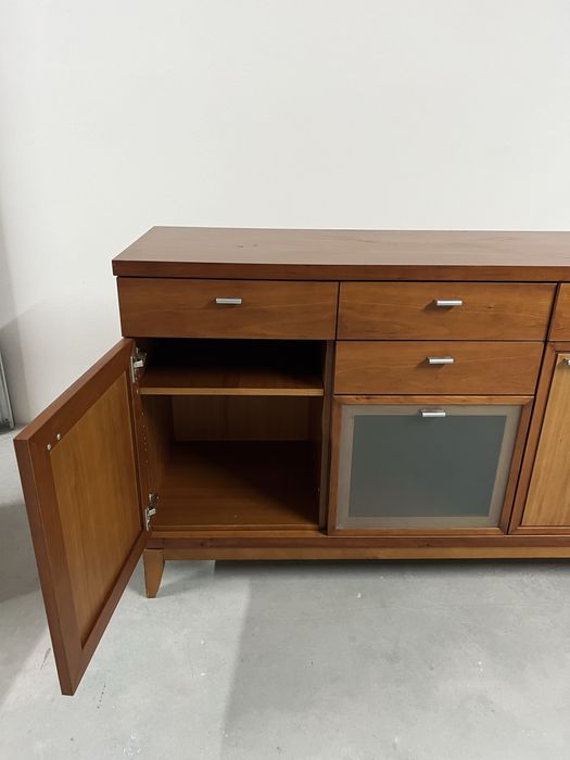 Aparador de madeira de cerejeira