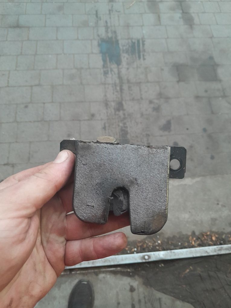 Zamek klapy tylnej kombi passat b5 fl