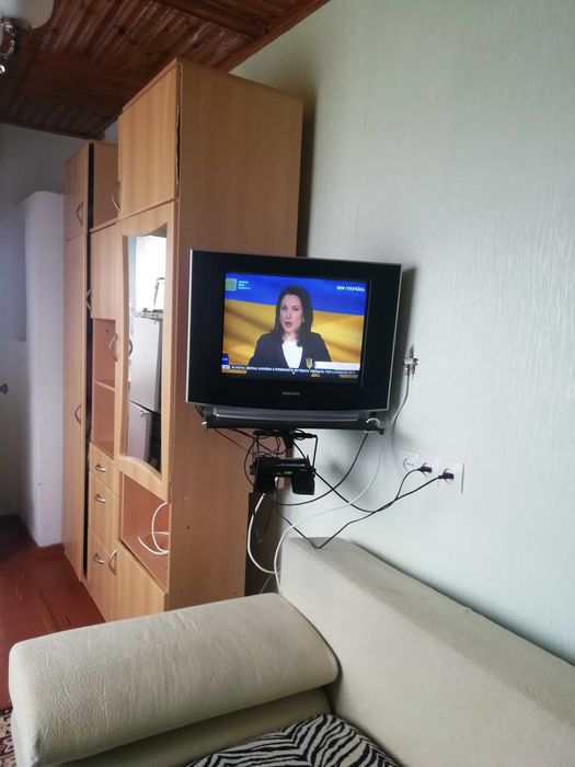 Поличка настінна для телевізора і тюнера у гарному стані