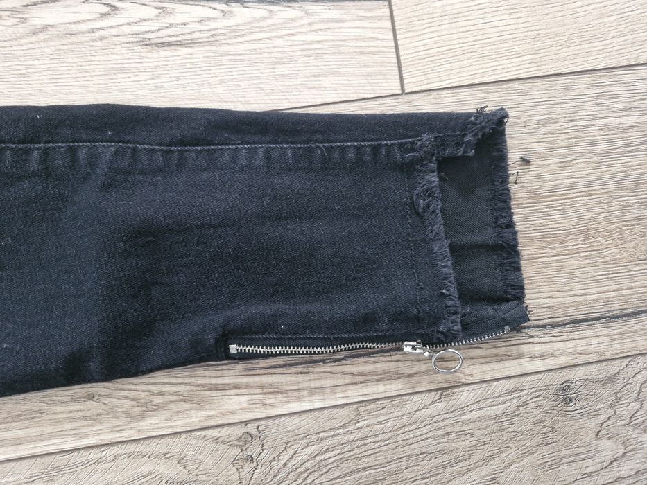 Ciemne jeansy Pepco z przetarciami rozmiar 36