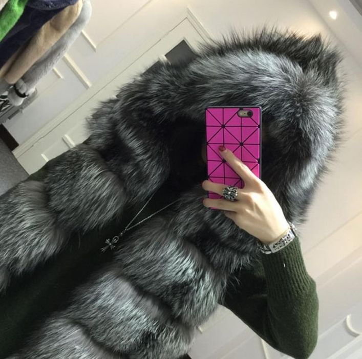 Жилетка натуральная ,чернобурка ,большой капюшон