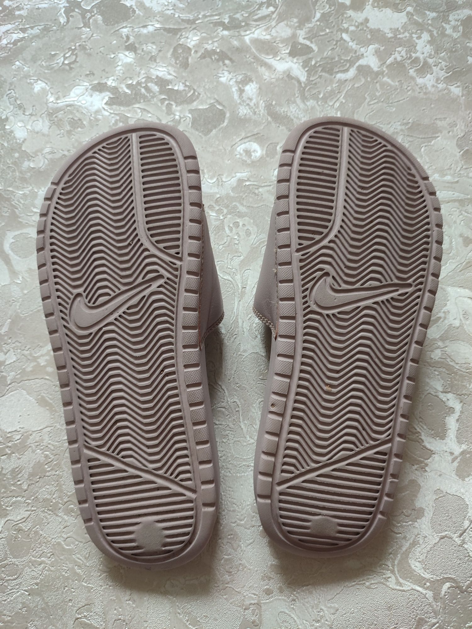 Шльопанці жіночі nike victori one slide/лілові