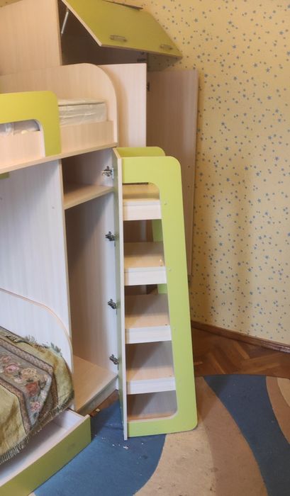 Дитяча спальня Двохповерхове ліжко Шафа Стіл Полиці