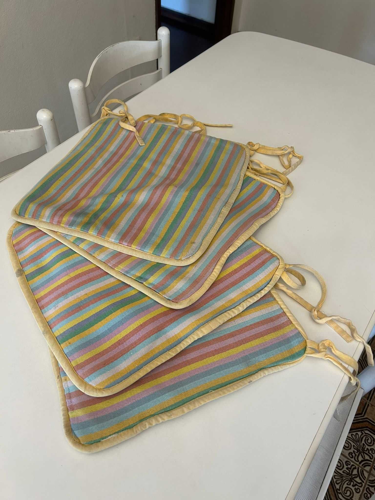 Mesa ajustável com 4 cadeiras