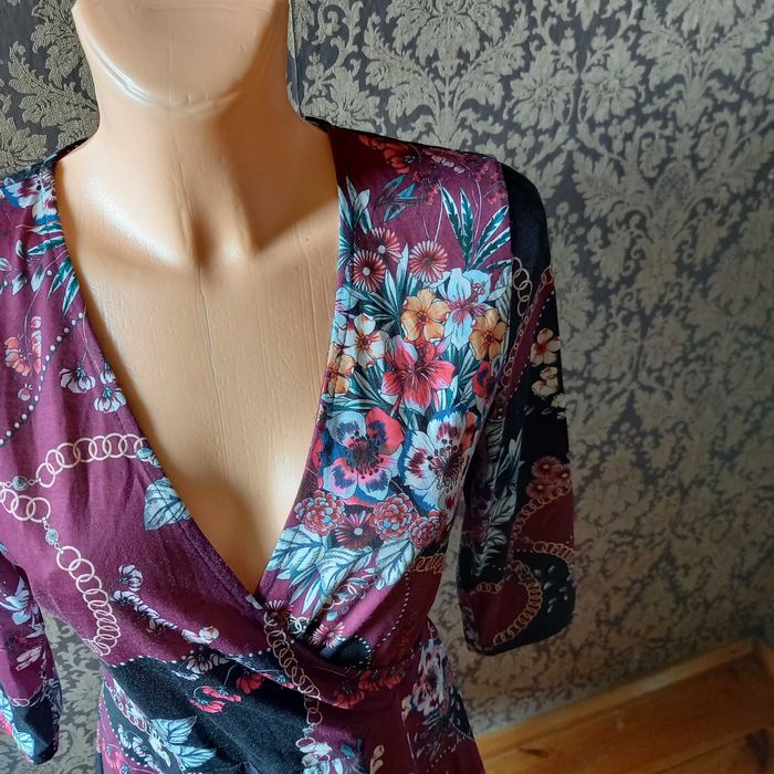 sukienka we wzory kolorowa w kwiaty