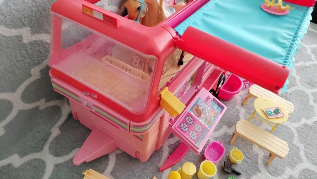 Kamper Barbie z konmi