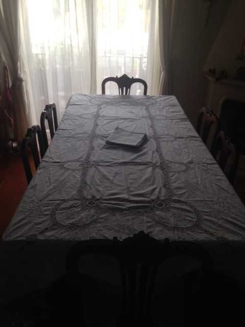 Grande e linda toalha oval, com bordado e renda c/12 guardanapos