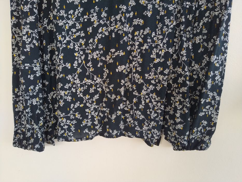 Blusa flores e apontamentos dourados - Tamanho M