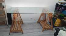 Mesa vidro em cavaletes de madeira