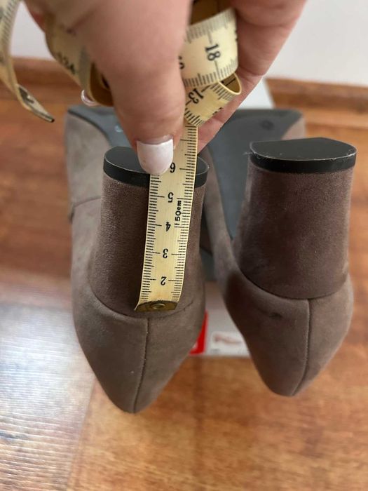 Nowe buty półbuty na obcasie zapinane na kostce Graceland 39