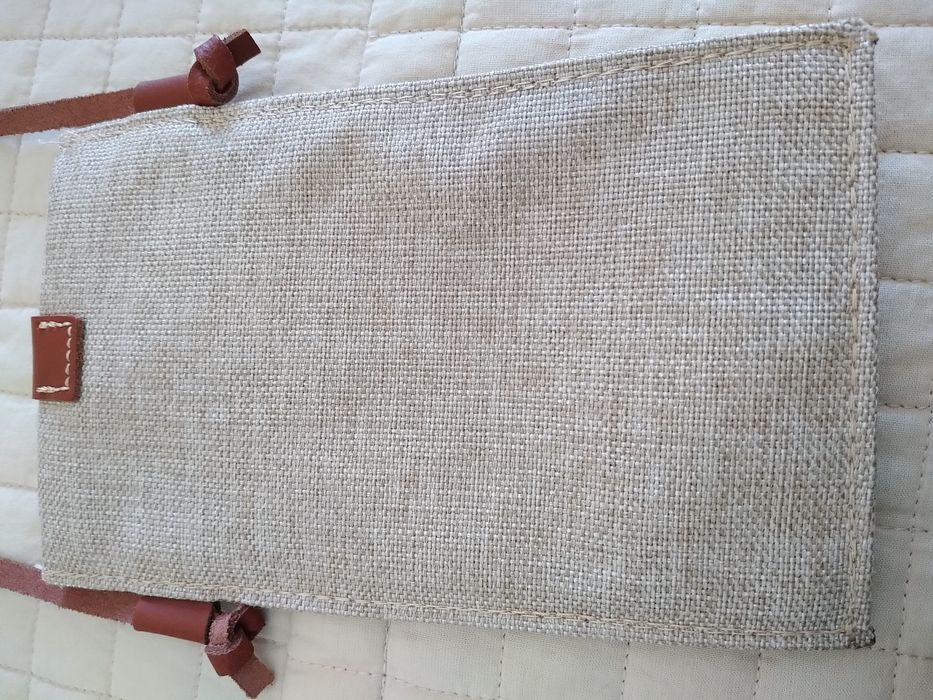 Bolsa em linho com letra R para telemóvel. Nova. Artigo artesanal.