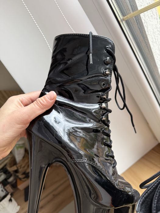 Стріпи pleaser в гарному стані 38