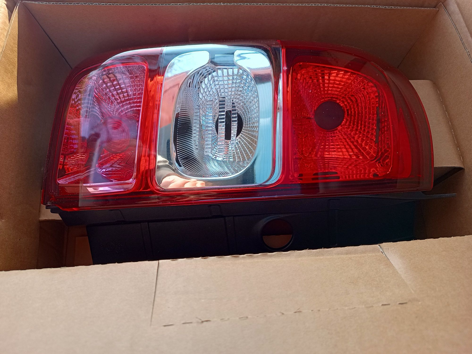 Dacia Duster 2013-17 lampa tylna lewa NOWA