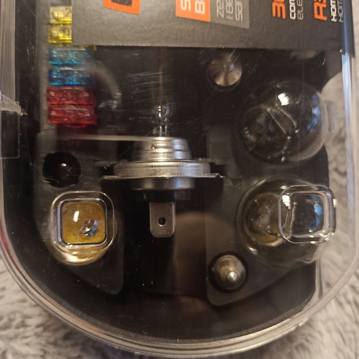 Zestaw żarówek i bezpieczników samochodowych