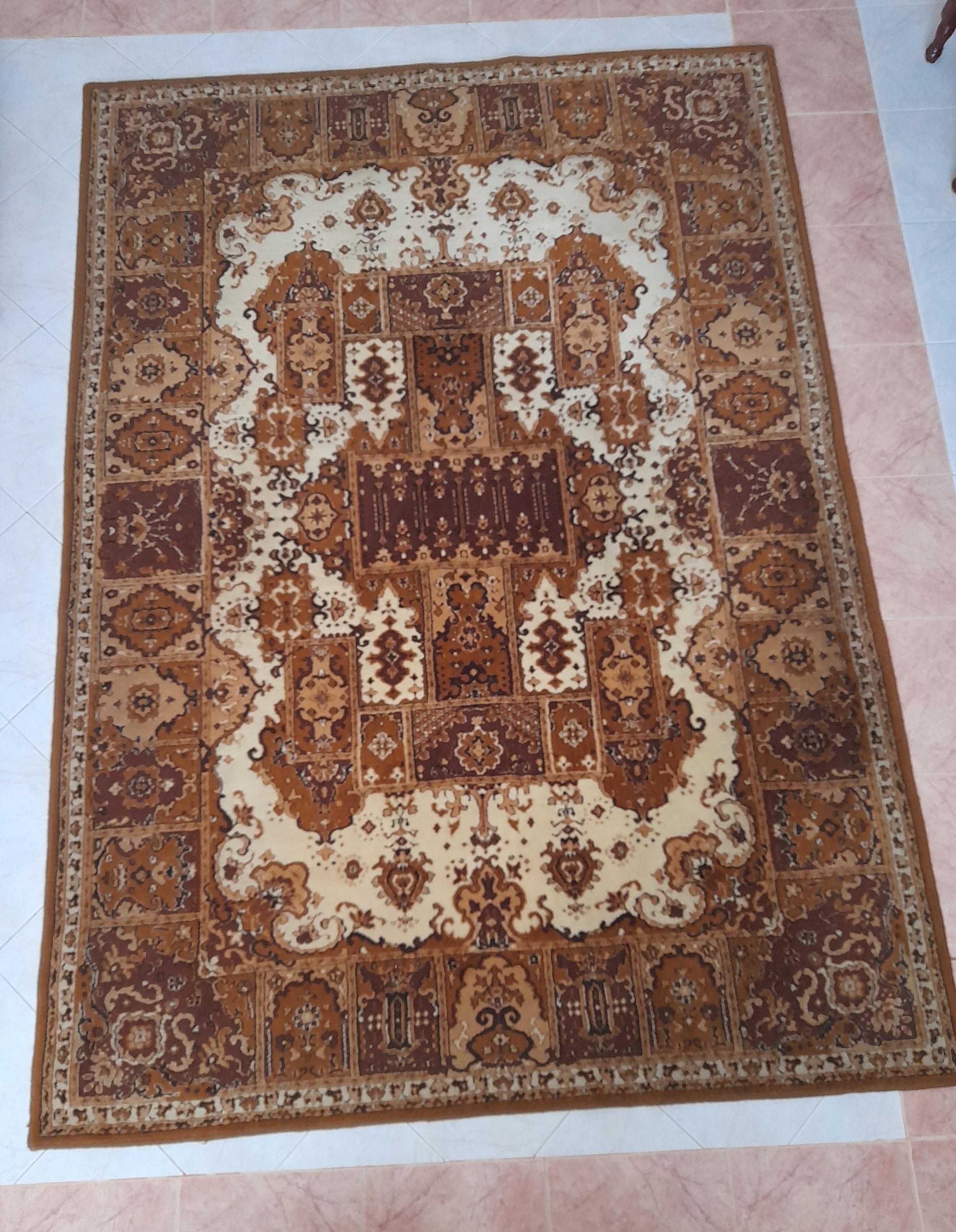 Duas carpetes estilo estilo Oriental tradicional e Persa