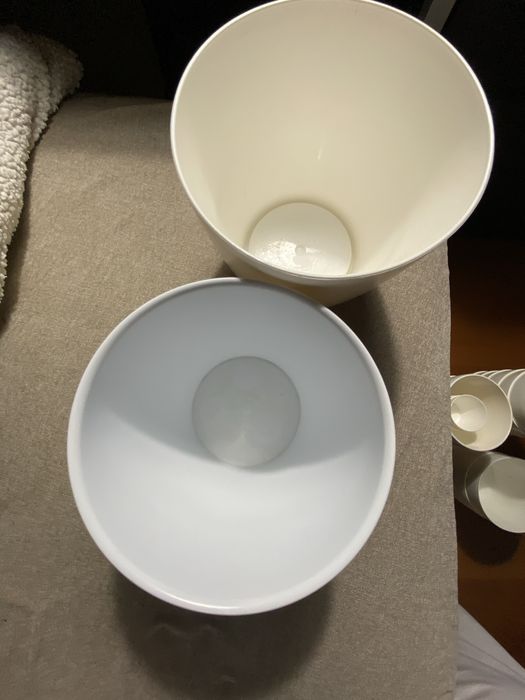 2  vasos grandes para suportar flores