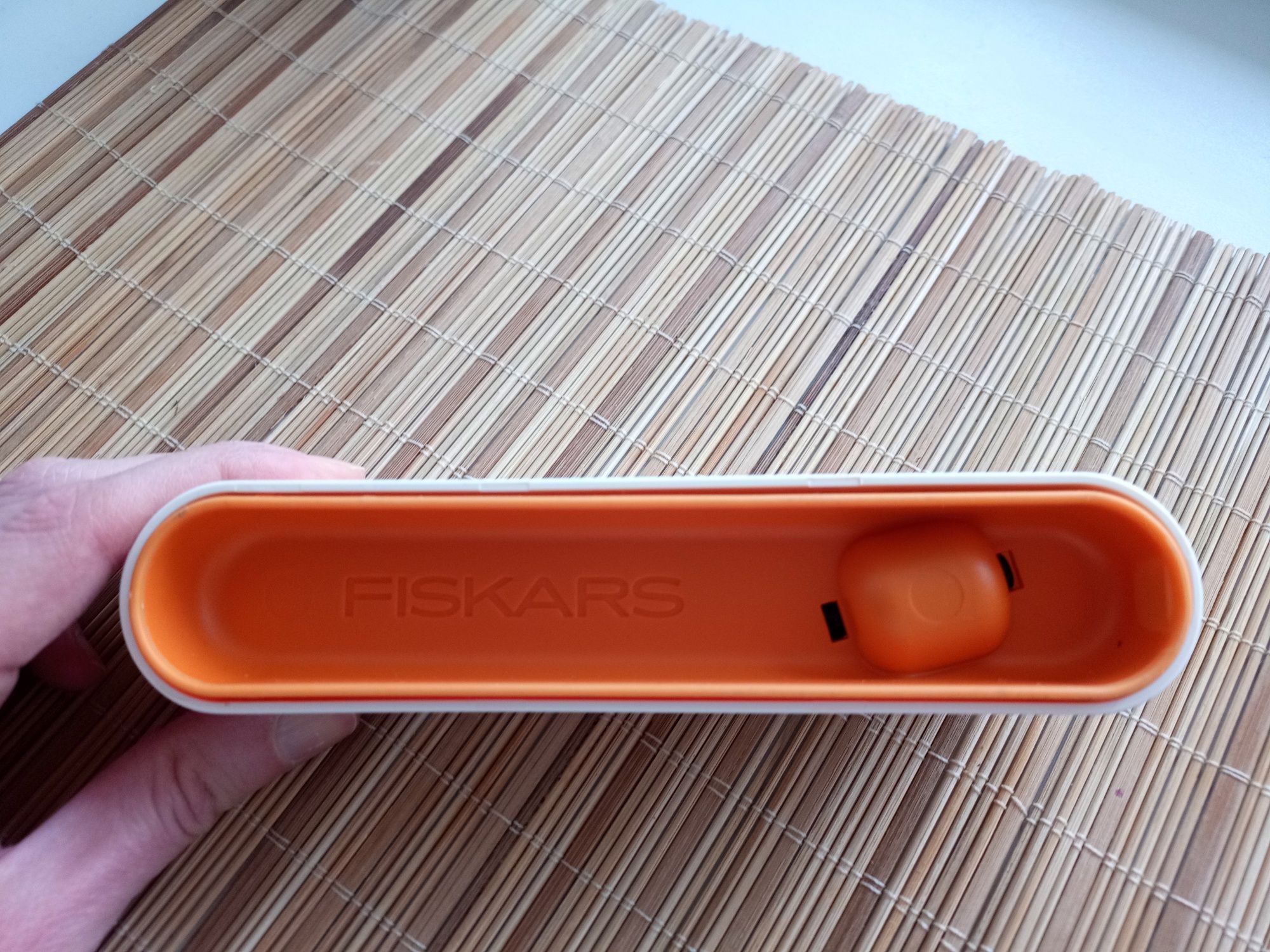 Точилка для ножей белая Fiskars