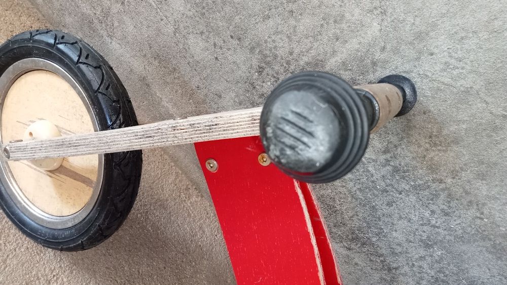 Bicicleta antiga de madeira para criança