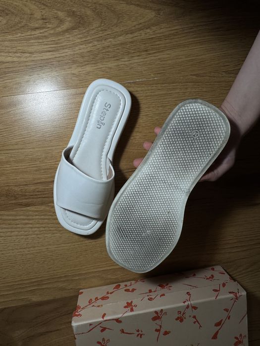 Жіночі шльопанці білі