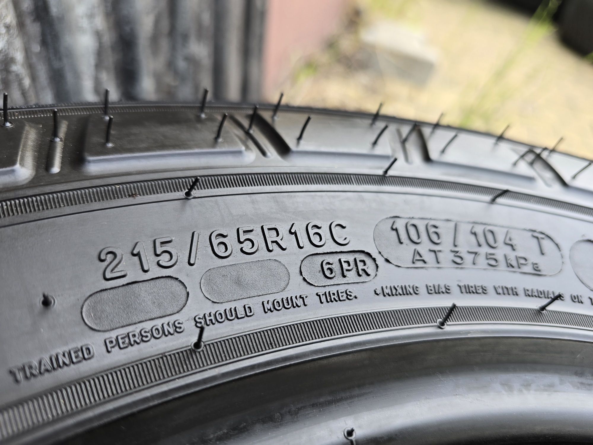Para nowych opon wzmacnianych 215/65R16C 106/104T Michelin Agils 3