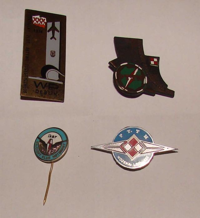 Zestaw starych odznak wojskowych.