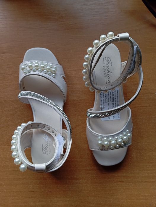 Продам детские босоножки