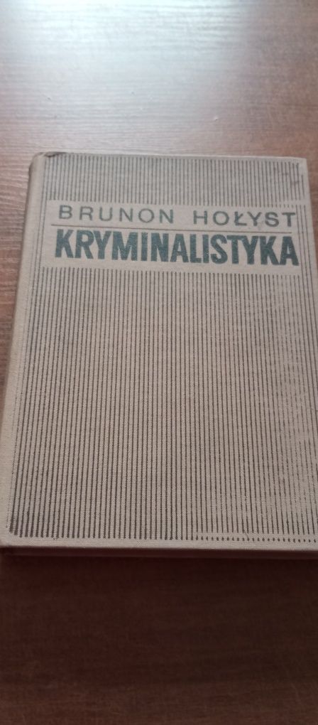 Brunon Hołyst kryminalistyka