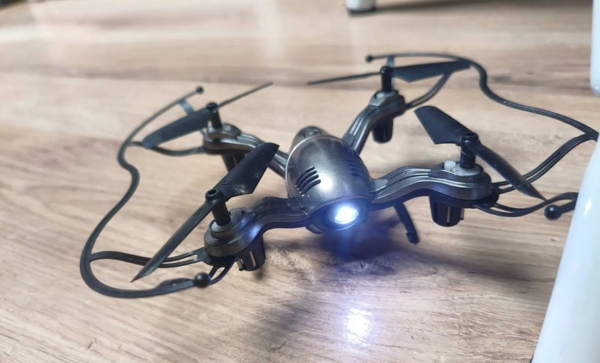Dron stan idealny