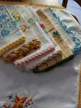Toalhas bordadas e rematadas a crochet