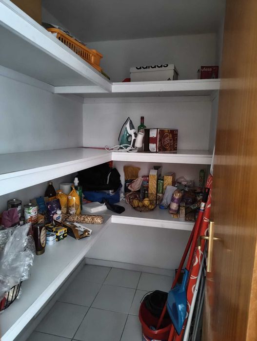 Arrenda-se quarto a estudante universitária