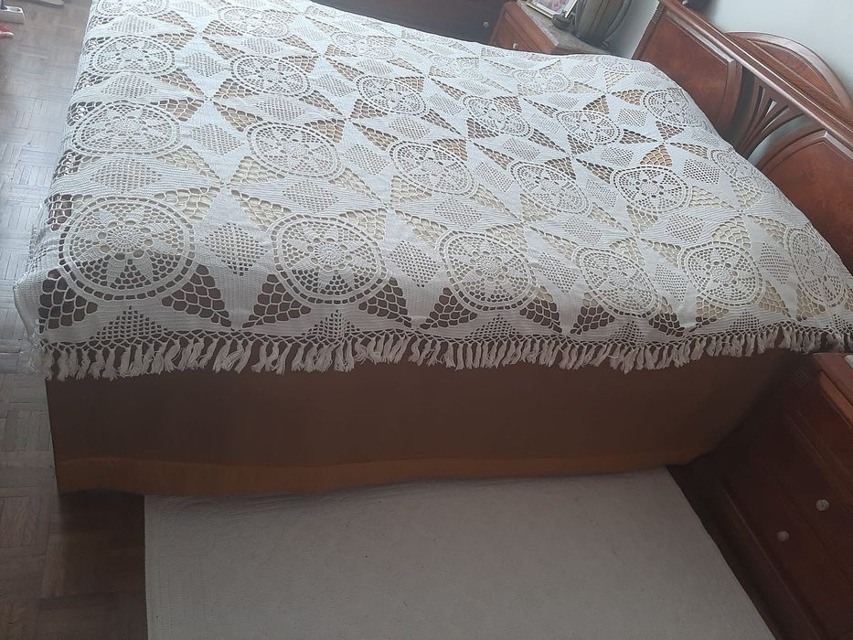 Vende-se colcha de renda feita à mão