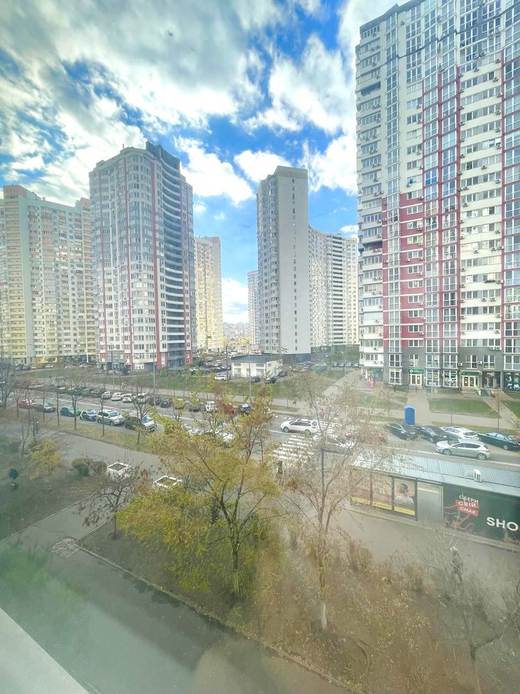 Простора квартира на вул. Драгоманова, 1Г