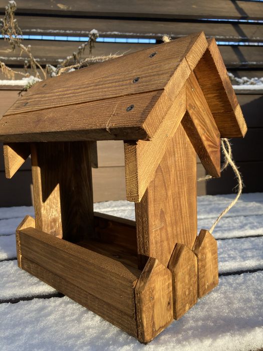 Кормушка для небольших птиц