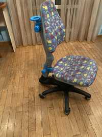 Ортопедичне крісло для школяра в хорошому стані