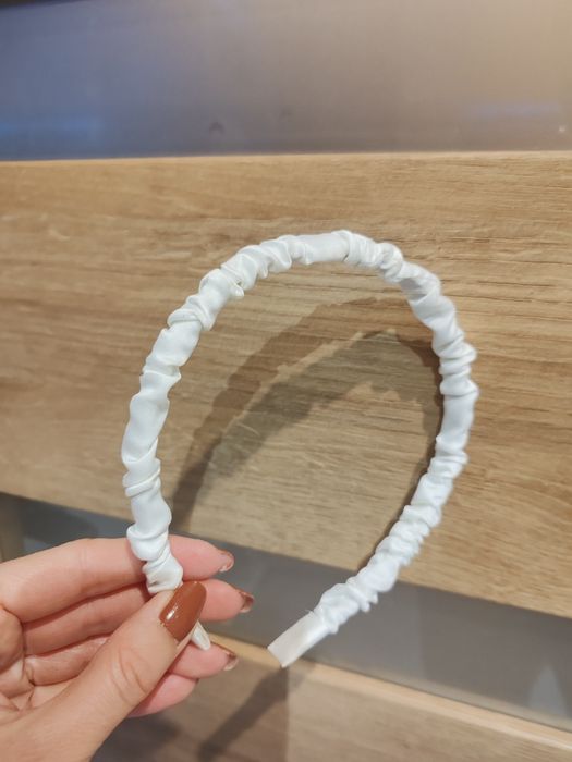 Nowa biała opaska dla dziewczynki