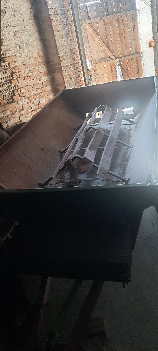 Rozsiewacz RCW-3 do wapna. W pełni sprawny