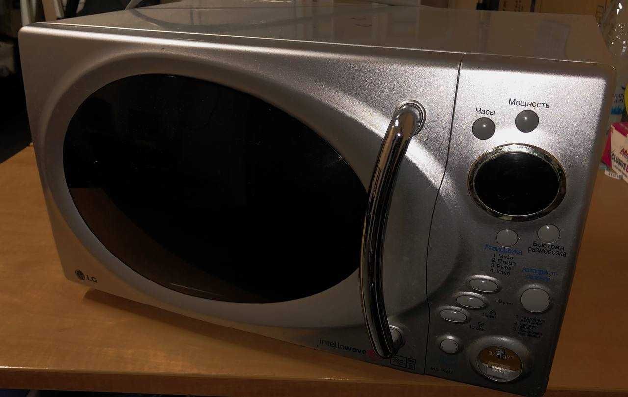 Мікрохвильова піч LG MS-196U