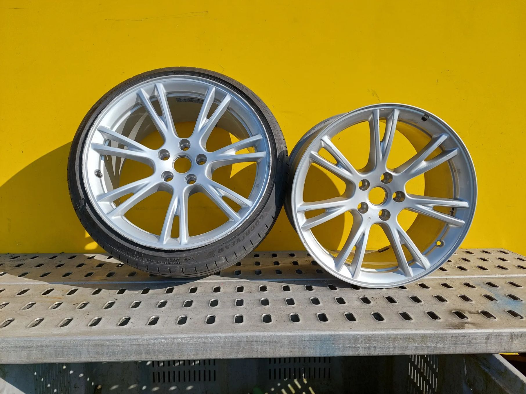 TESLA Y koło koła felgi aluminiowe z oponą ET 45 19x9.5 J