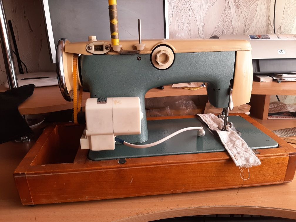 Швейная бытовая машина Чайка-2 в идеальном состоянии шьет тихо.тел.